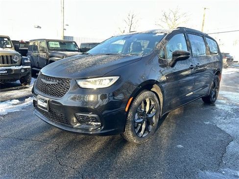 New 2026 Chrysler Pacifica Limited w/ S Appearance Package image 4