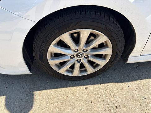 Used 2018 Toyota Camry LE w/ Moonroof Package FWD image 9