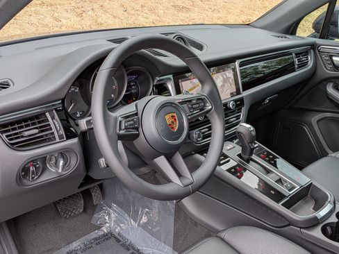Certified 2026 Porsche Macan AWD/4WD image 4