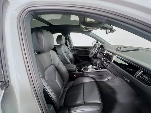 New 2026 Porsche Macan Base image 30