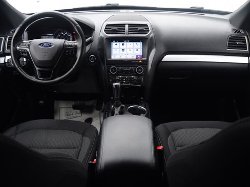 Used 2017 Ford Explorer XLT w/ Equipment Group 201A image 3