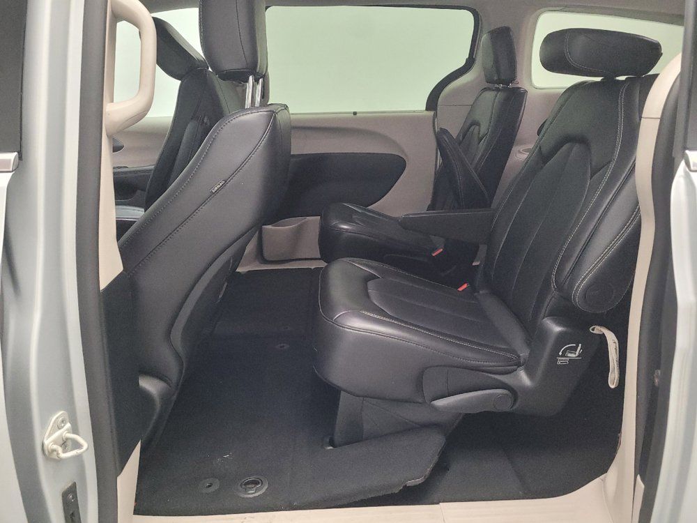 Used 2024 Chrysler Pacifica Touring-L FWD image 18