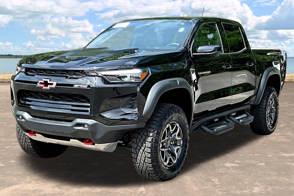 Used 2025 Chevrolet Colorado ZR2 w/ Technology Package AWD/4WD image 4