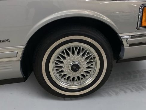 Used 1994 Lincoln Town Car Signature RWD image 16