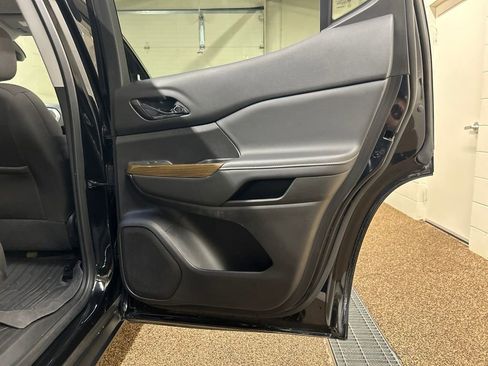 Used 2023 GMC Acadia SLE w/ Driver Convenience Package FWD image 15