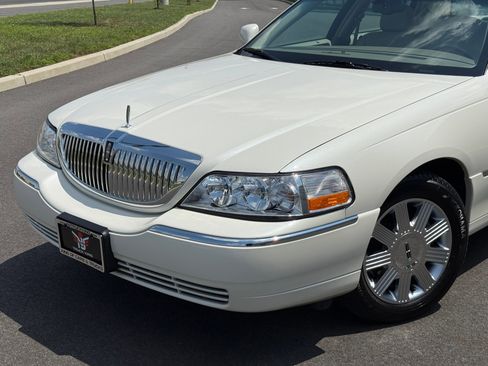 Used 2005 Lincoln Town Car Signature image 3