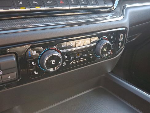 Used 2025 Chevrolet Silverado 2500 ZR2 w/ Technology Package image 16