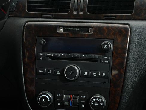 Used 2012 Chevrolet Impala LTZ FWD image 9