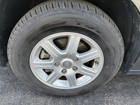 Used 2010 Chrysler Town & Country LX image 28