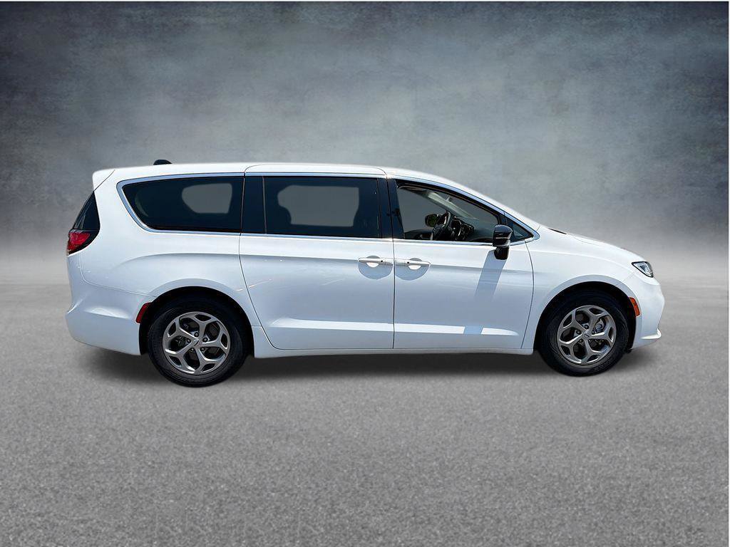 Used 2023 Chrysler Pacifica Touring-L FWD image 4