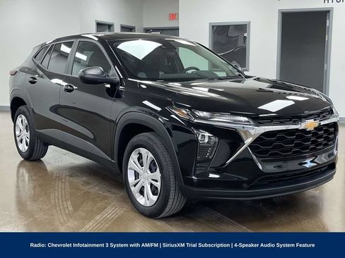 Used 2025 Chevrolet Trax LS FWD image 3
