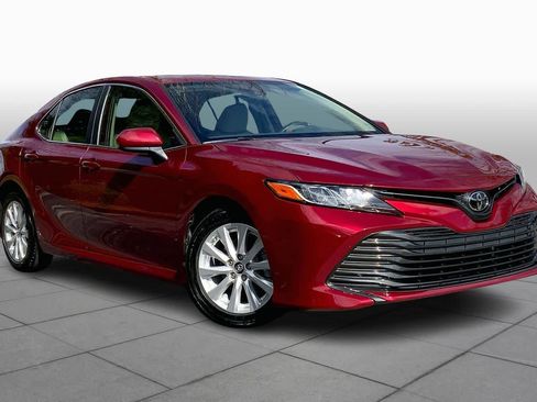 Used 2019 Toyota Camry LE image 3