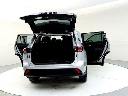 Used 2022 Toyota Highlander XLE image 11