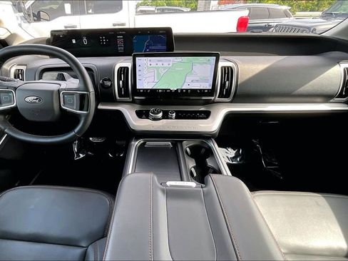 Used 2025 Ford Expedition Active AWD/4WD image 9