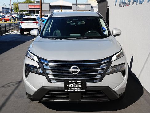 Used 2024 Nissan Rogue SV image 2