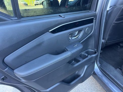 Used 2025 Honda Pilot EX-L image 11