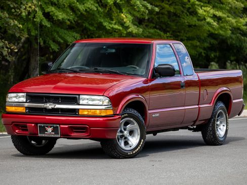 Used 2001 Chevrolet S10 Pickup LS w/ Preferred Equipment Group RWD image 4