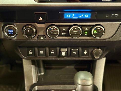 Used 2022 Toyota Tacoma TRD Off-Road w/ Technology Package AWD/4WD image 32