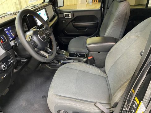Used 2024 Jeep Gladiator Sport AWD/4WD image 19