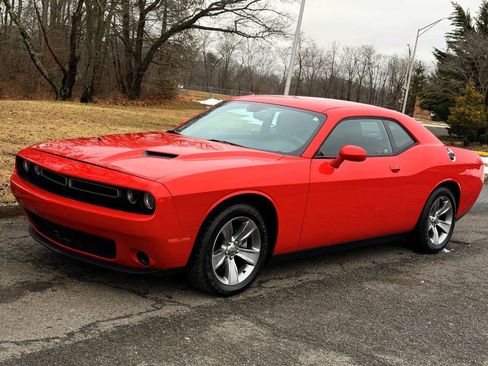Used 2015 Dodge Challenger SXT RWD image 22