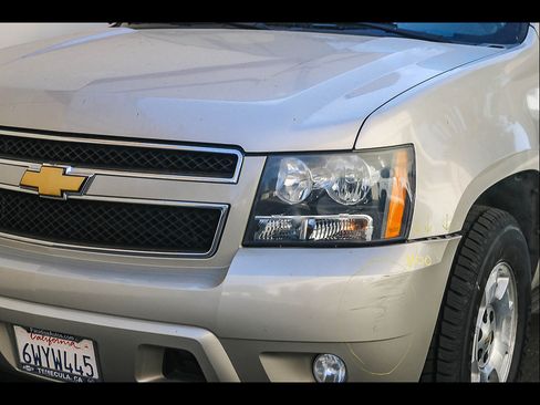 Used 2013 Chevrolet Suburban LT RWD image 2