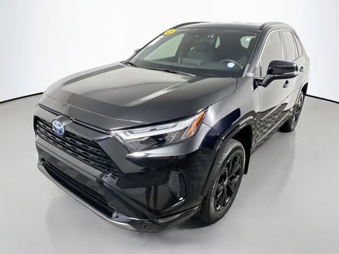 Used 2022 Toyota RAV4 SE image 9
