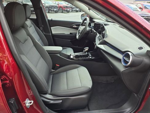 Used 2025 Chevrolet Trax LT FWD image 11