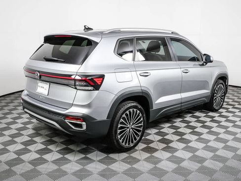 Certified 2025 Volkswagen Taos SE w/ Panoramic Sunroof Package FWD image 6