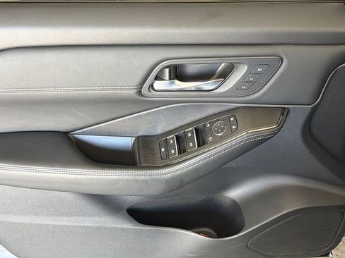 Used 2025 Nissan Rogue SL w/ Tech Package FWD image 3