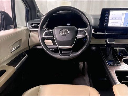 Used 2022 Toyota Sienna XLE w/ XLE Plus Package image 17