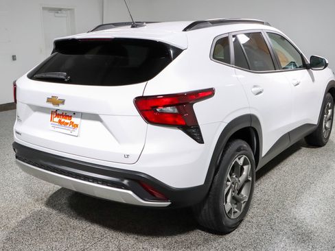 Used 2024 Chevrolet Trax LT w/ Sunroof Package FWD image 7