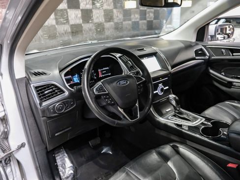 Used 2018 Ford Edge Titanium w/ Technology Package image 3