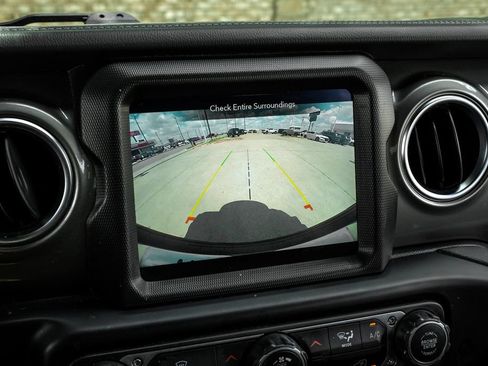 Used 2022 Jeep Wrangler Unlimited Sahara AWD/4WD image 31