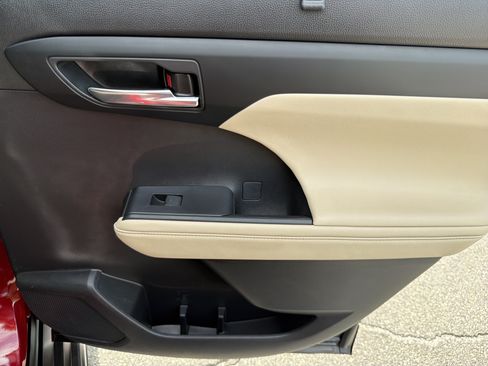 Used 2023 Toyota Highlander XLE FWD image 27