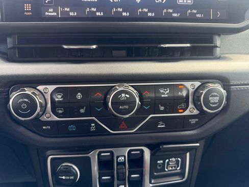 Used 2025 Jeep Wrangler Unlimited Sahara AWD/4WD image 25