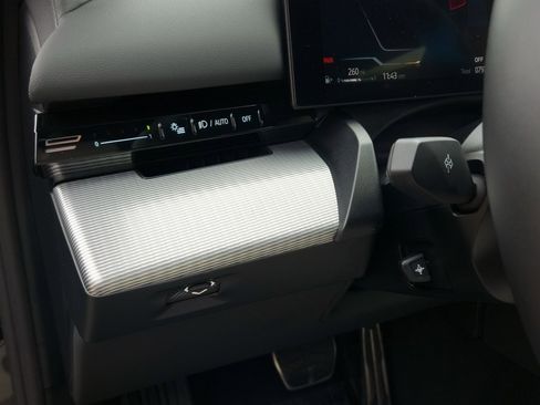 Used 2025 BMW 530i w/ M Sport Package image 12