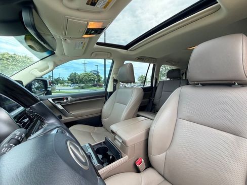 Used 2022 Lexus GX 460 Luxury w/ Accessory Package AWD/4WD image 32