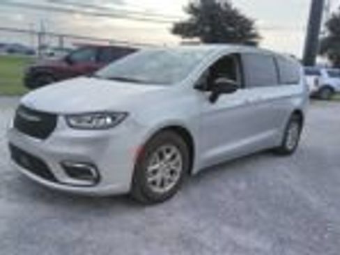 Used 2024 Chrysler Pacifica Touring-L FWD image 4