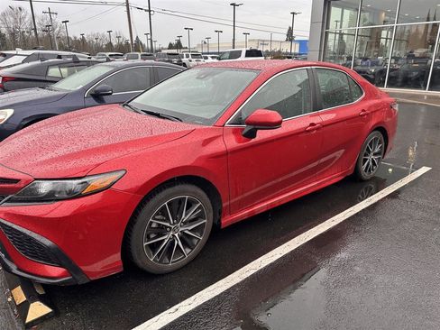 Certified 2021 Toyota Camry SE image 5