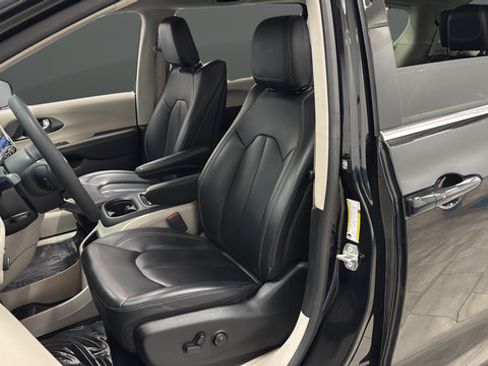 Used 2023 Chrysler Pacifica Touring-L w/ Uconnect Theater Family Group AWD/4WD image 9