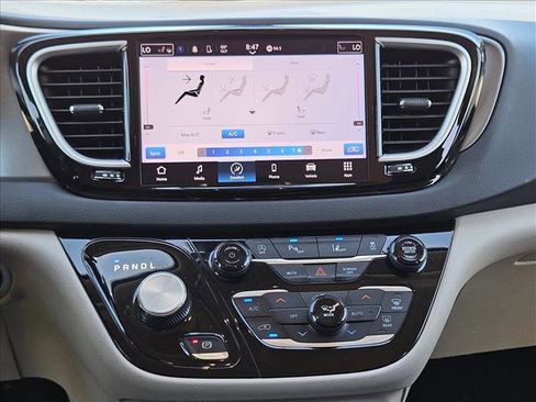 Used 2023 Chrysler Pacifica Touring-L FWD image 20