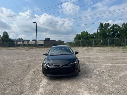 Used 2022 Toyota Corolla LE FWD image 3