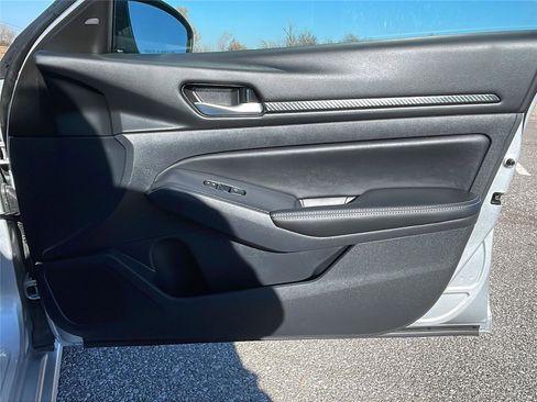 Used 2025 Nissan Altima 2.5 SV image 13