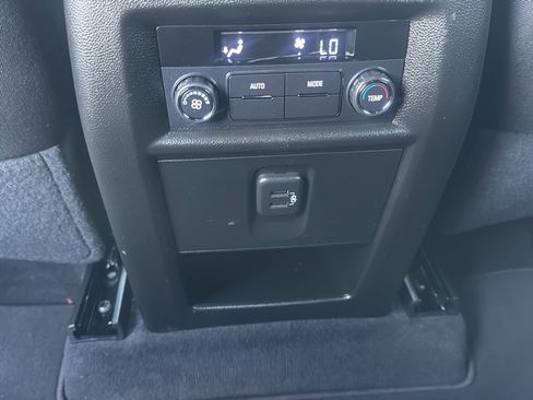Used 2023 Chevrolet Traverse LT FWD image 21