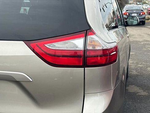 Certified 2017 Toyota Sienna LE image 17