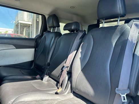 Used 2022 Kia Carnival LX FWD image 10