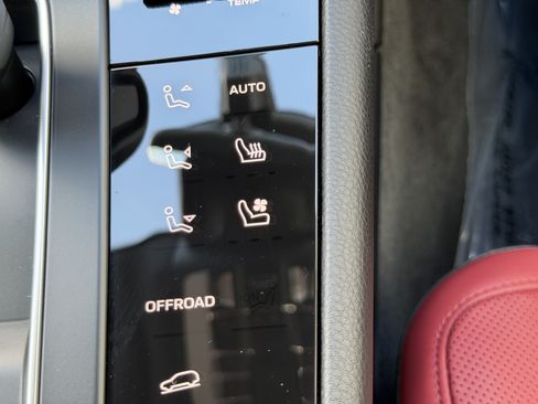 Certified 2026 Porsche Macan AWD/4WD image 31