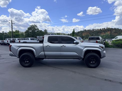 Used 2026 Toyota Tacoma SR5 AWD/4WD image 5
