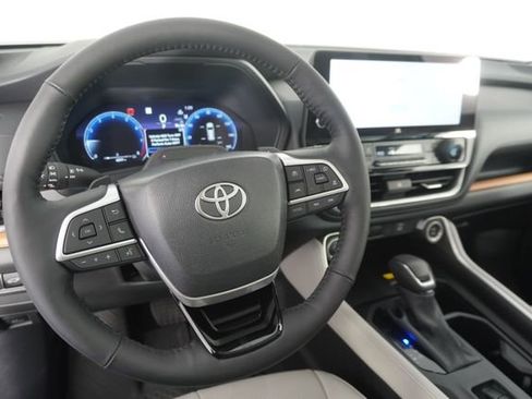 Used 2025 Toyota Grand Highlander AWD image 27