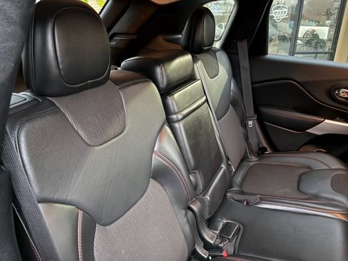 Used 2018 Jeep Cherokee Trailhawk image 22